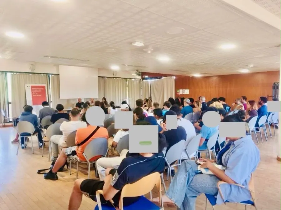 Public réuni dans une salle lors d'une intervention de sensibilisation à la prévention de la délinquance.