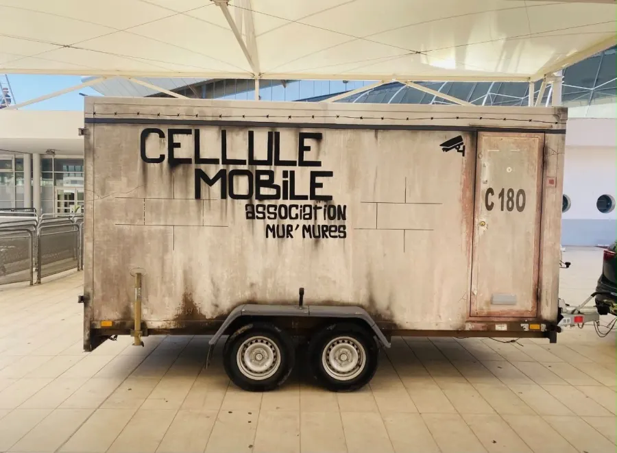 <span class="mm-title-accent">Une cellule carcérale mobile</span> de passage aux Dervallières, à Nantes